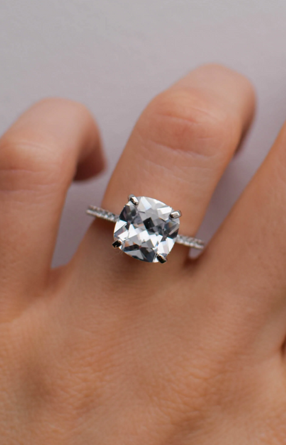 Anello in argento con strass, colore argento.