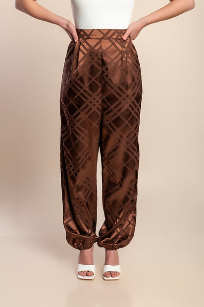 Pantaloni lunghi taglie forti in finto raso, marrone