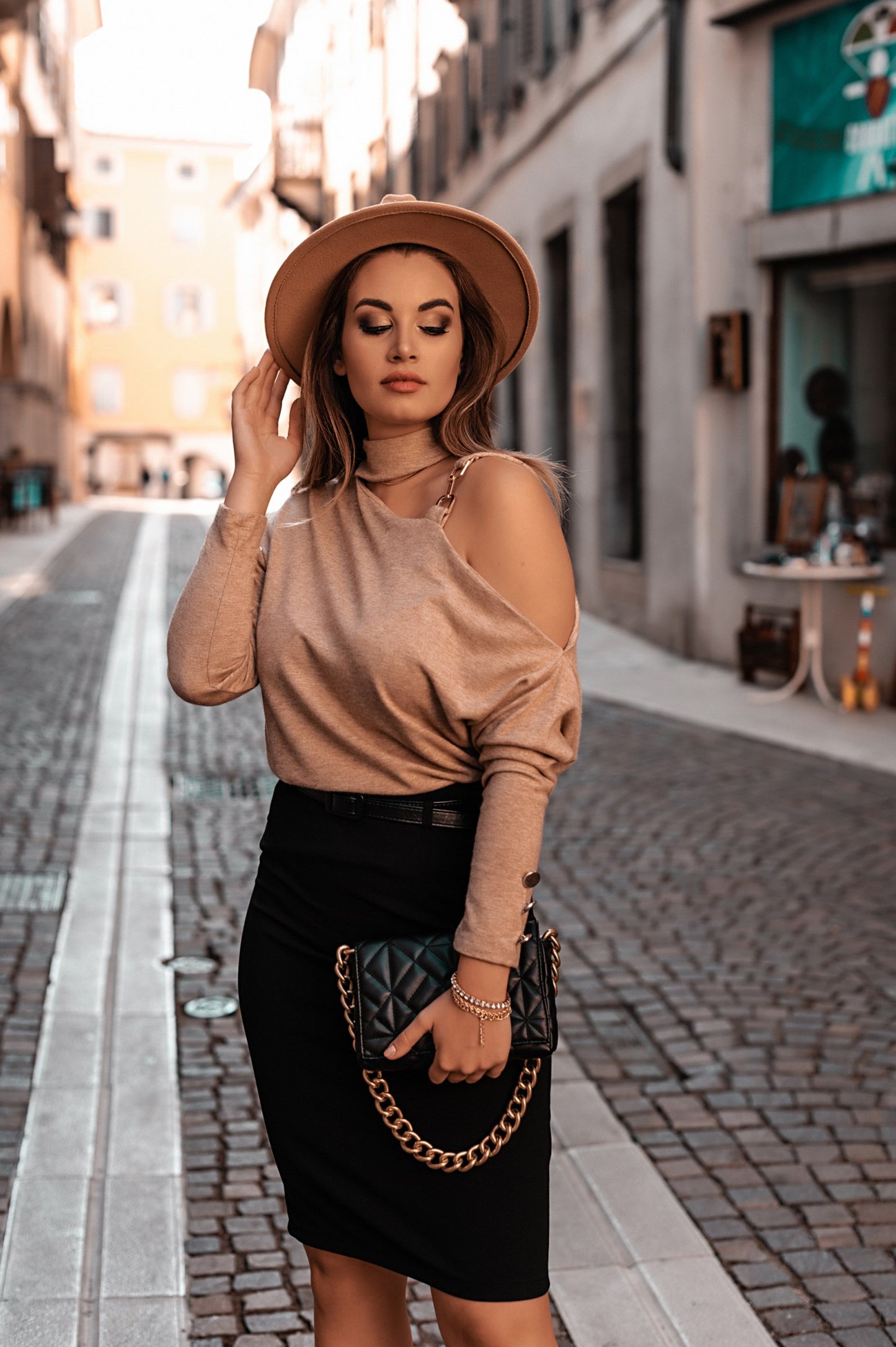 Maglietta elegante con scollo asimmetrico  Mirabelle, beige