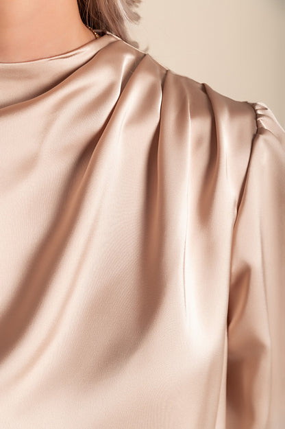 Elegante camicetta a collo alto, bianca