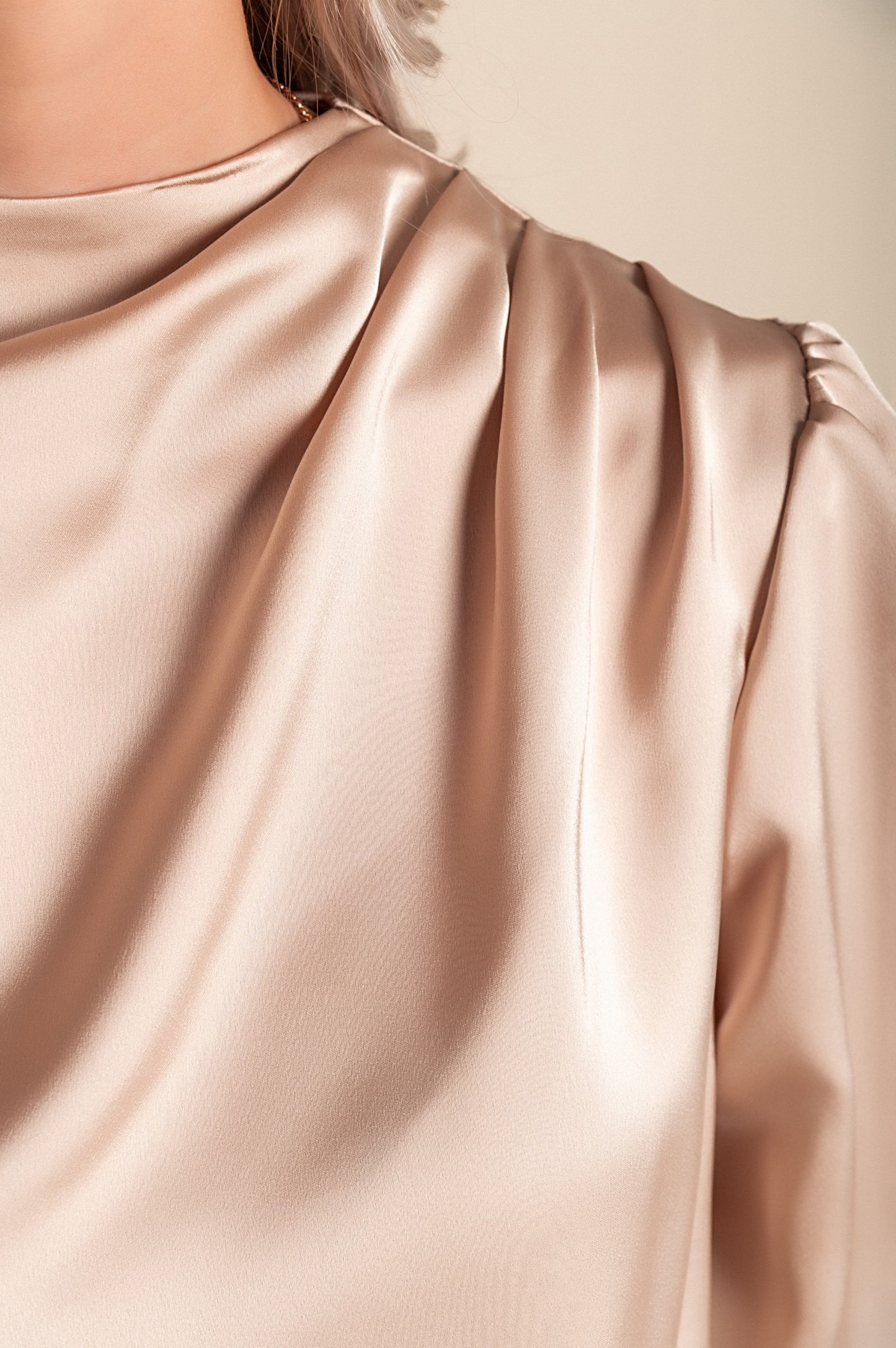 Elegante camicetta a collo alto, bianca