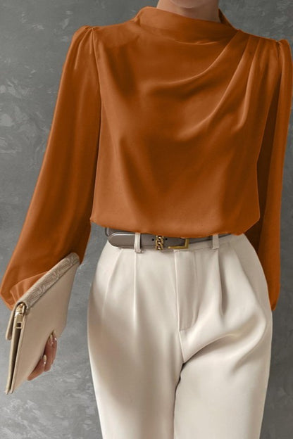 Elegante camicetta a collo alto, bianca