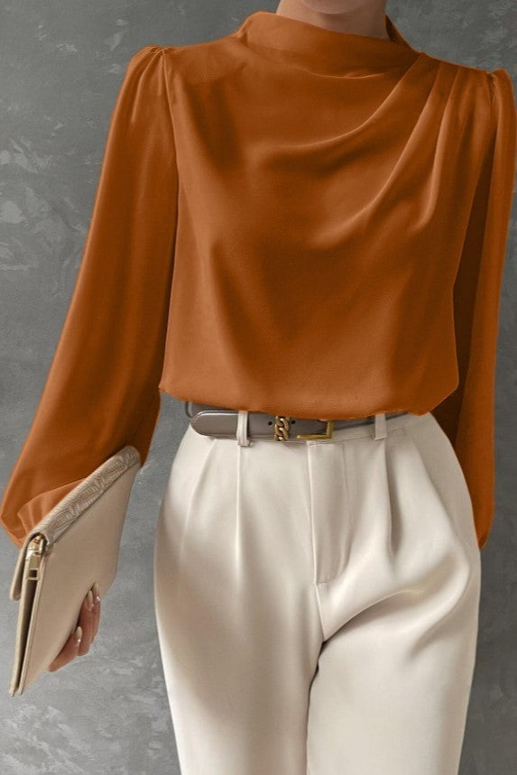 Elegante camicetta a collo alto, bianca