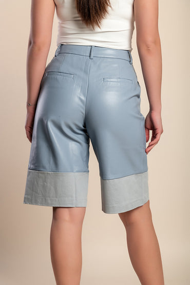 Pantaloni corti in pelle, azzurri