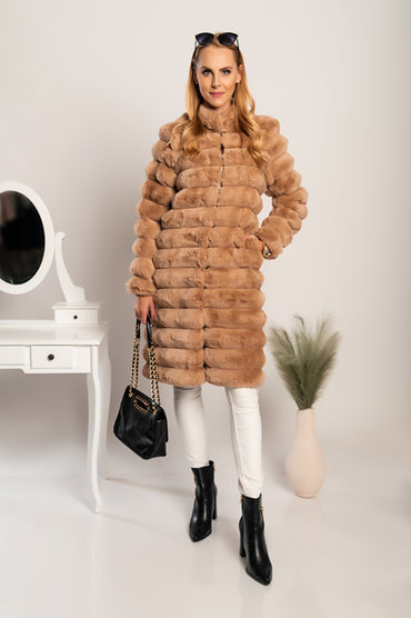Cappotto lungo elegante in eco pelliccia Benimia, cammello