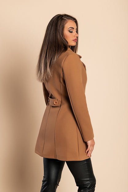 Cappotto elegante con bottoni, cammelli