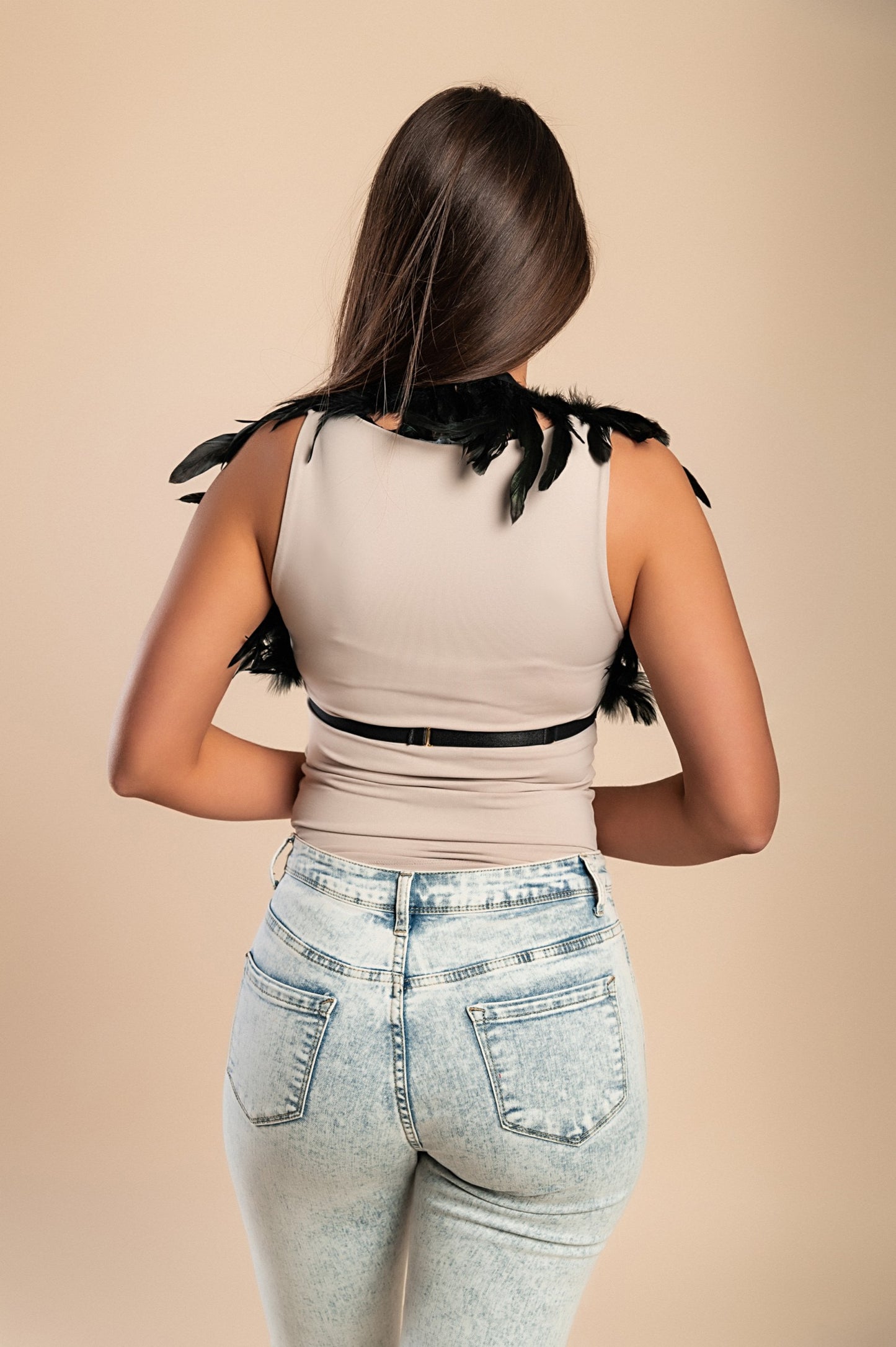 Reggiseno realizzato con spalline elastiche con piume, nero