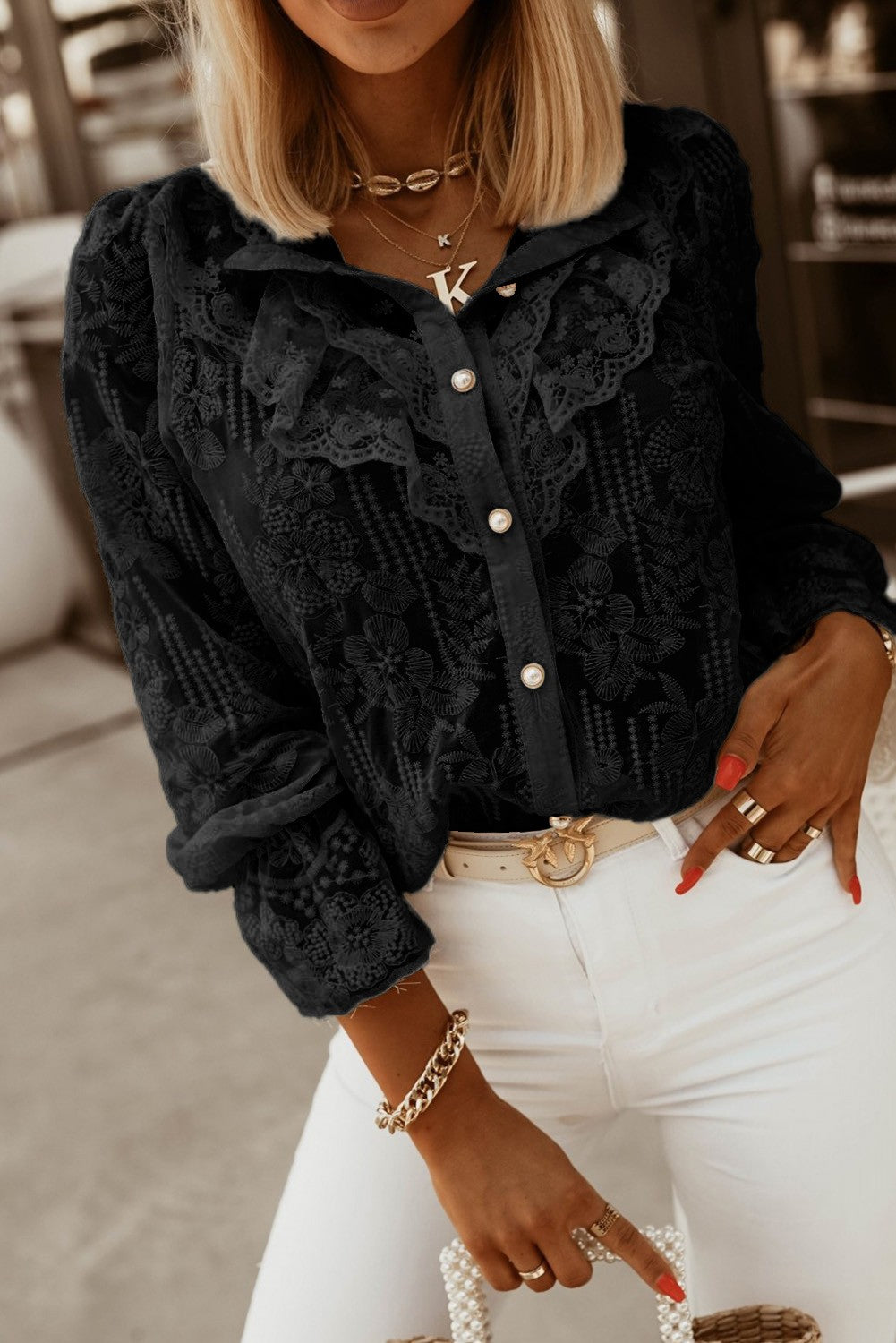 Camicia elegante con ricami e balze Laroya, nera