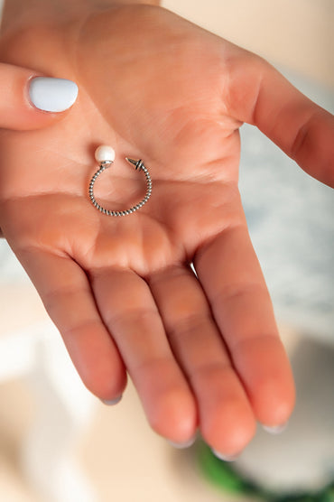 Anello con perla decorativa, colore argento