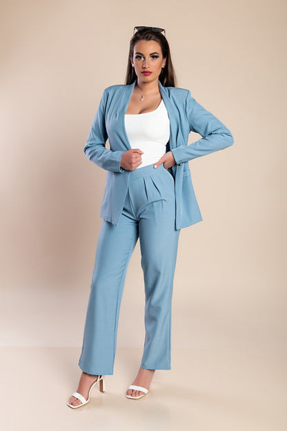 Completo giacca e pantaloni eleganti, di colore azzurro