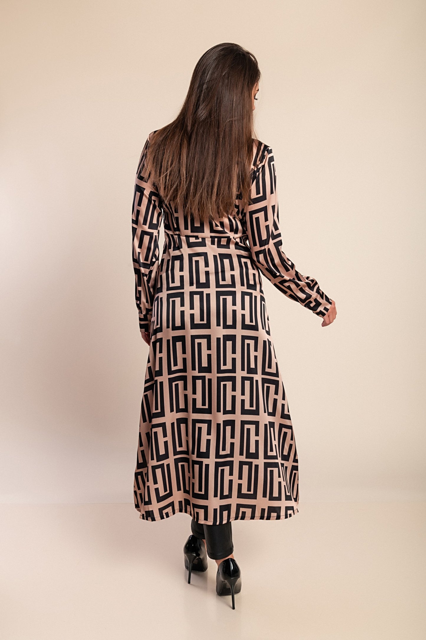 Elegante camicia lunga con stampa geometrica, beige