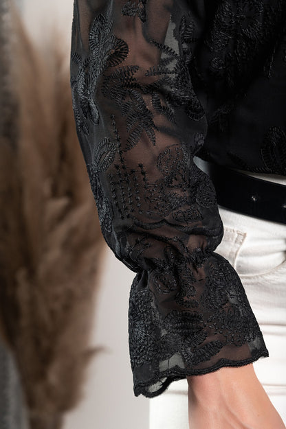 Camicia elegante con ricami e balze Laroya, nera