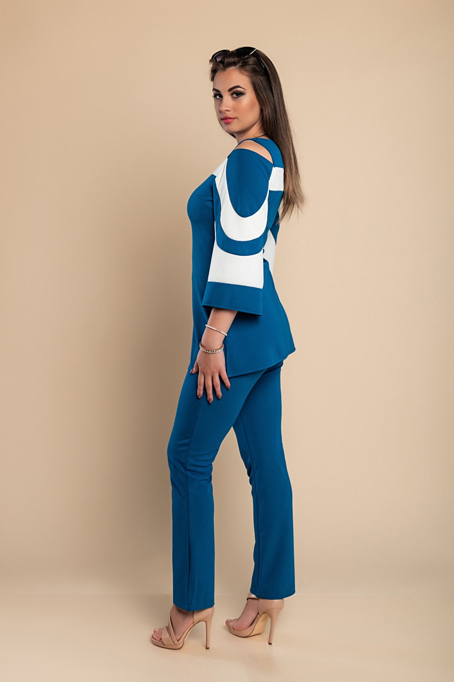 Competo elegante top con maniche a campana e pantaloni, nero