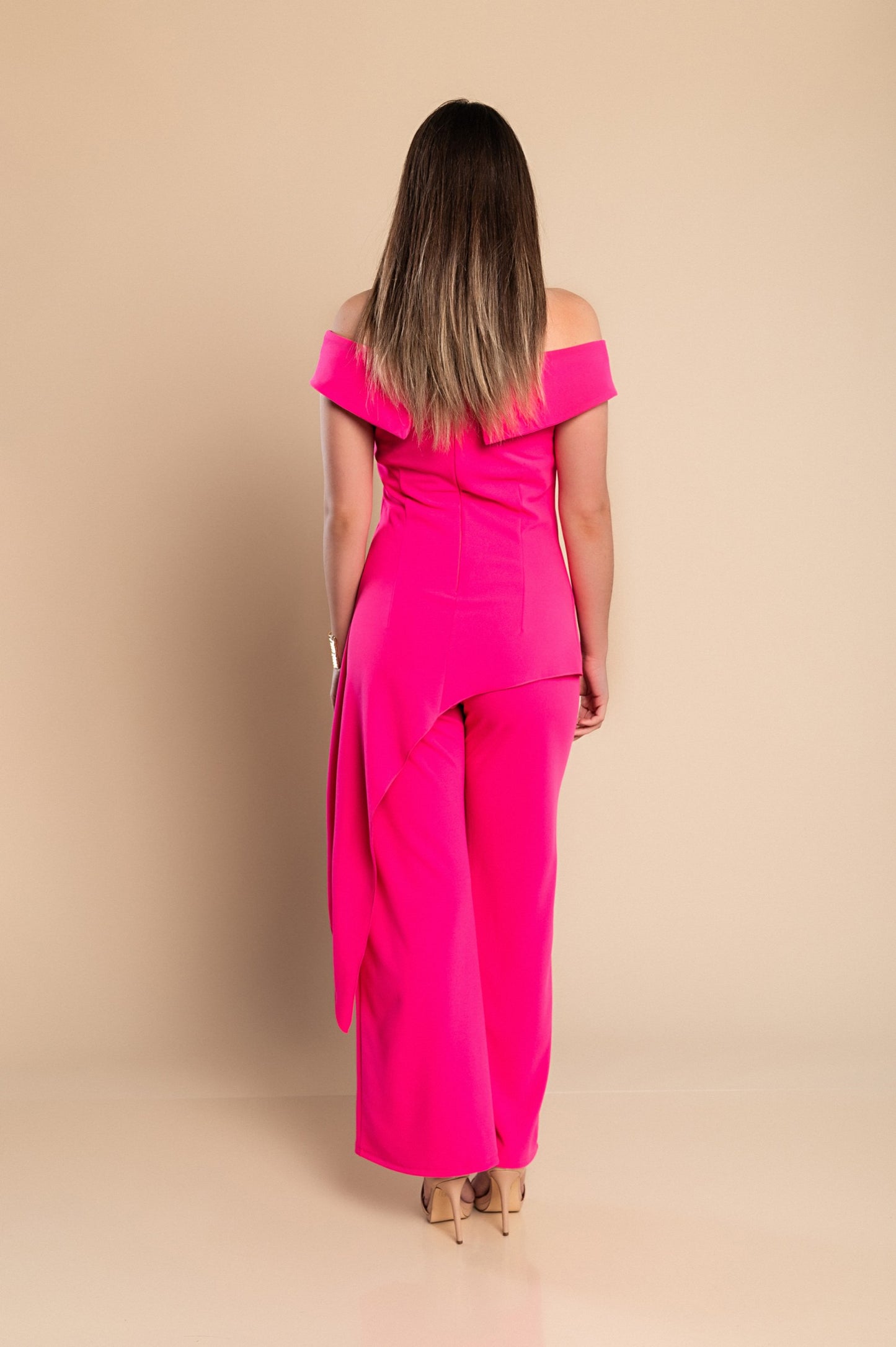 Elegante set composto da top e pantaloni asimmetrici, fucsia