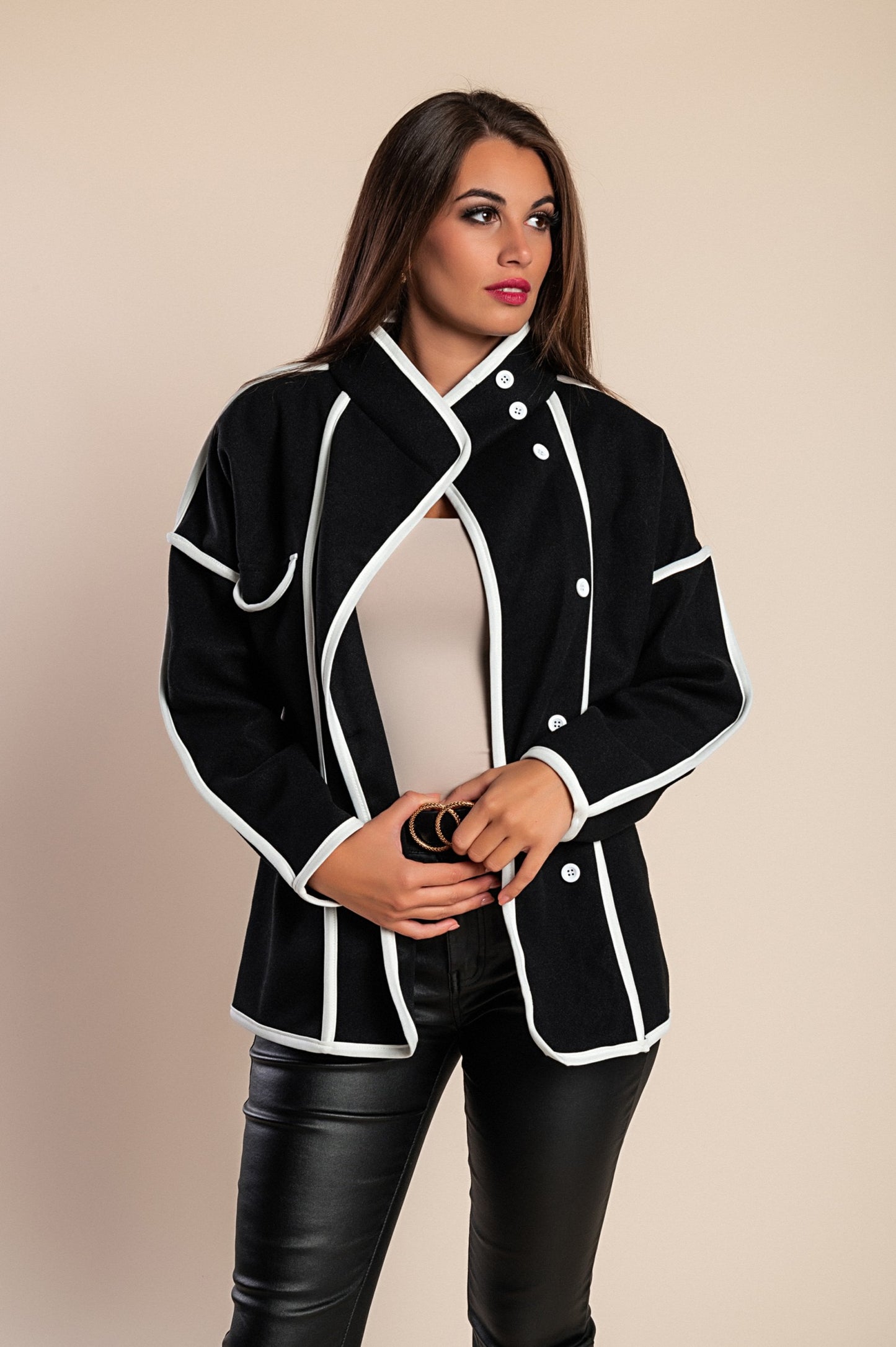 Cappotto corto elegante, bianco