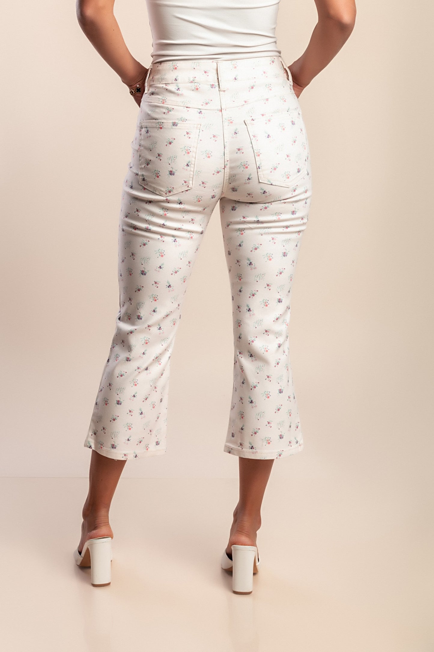 Pantaloni capri in cotone con stampa, bianchi