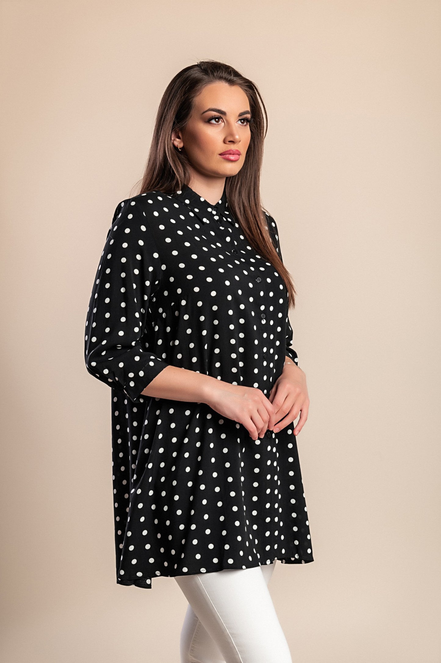 Camicetta lunga taglie forti con stampa a pois, nera