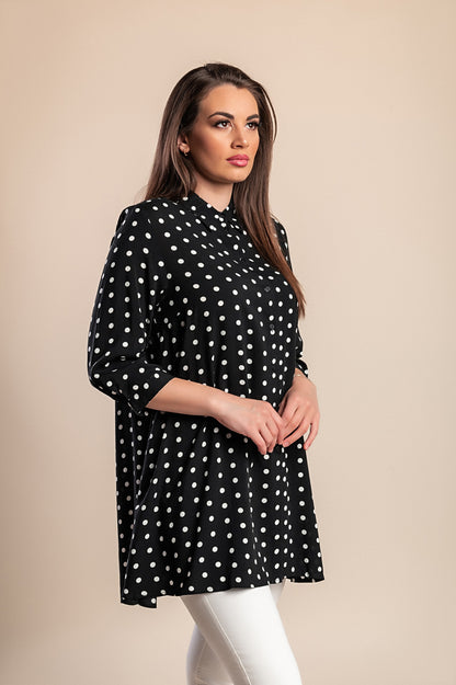 Camicetta lunga taglie forti con stampa a pois, nera