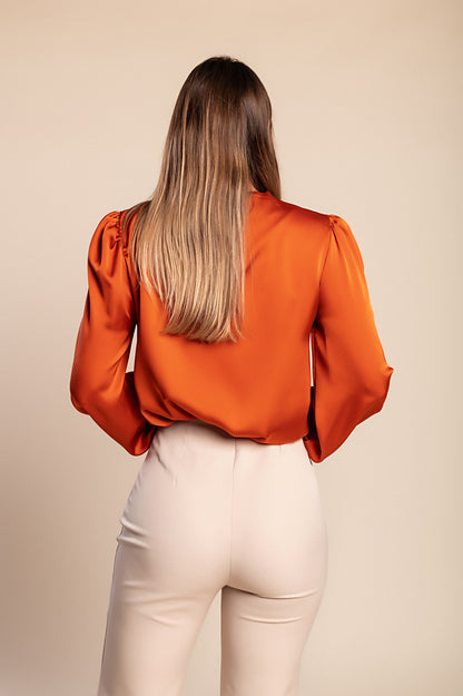 Elegante camicetta a collo alto, bianca