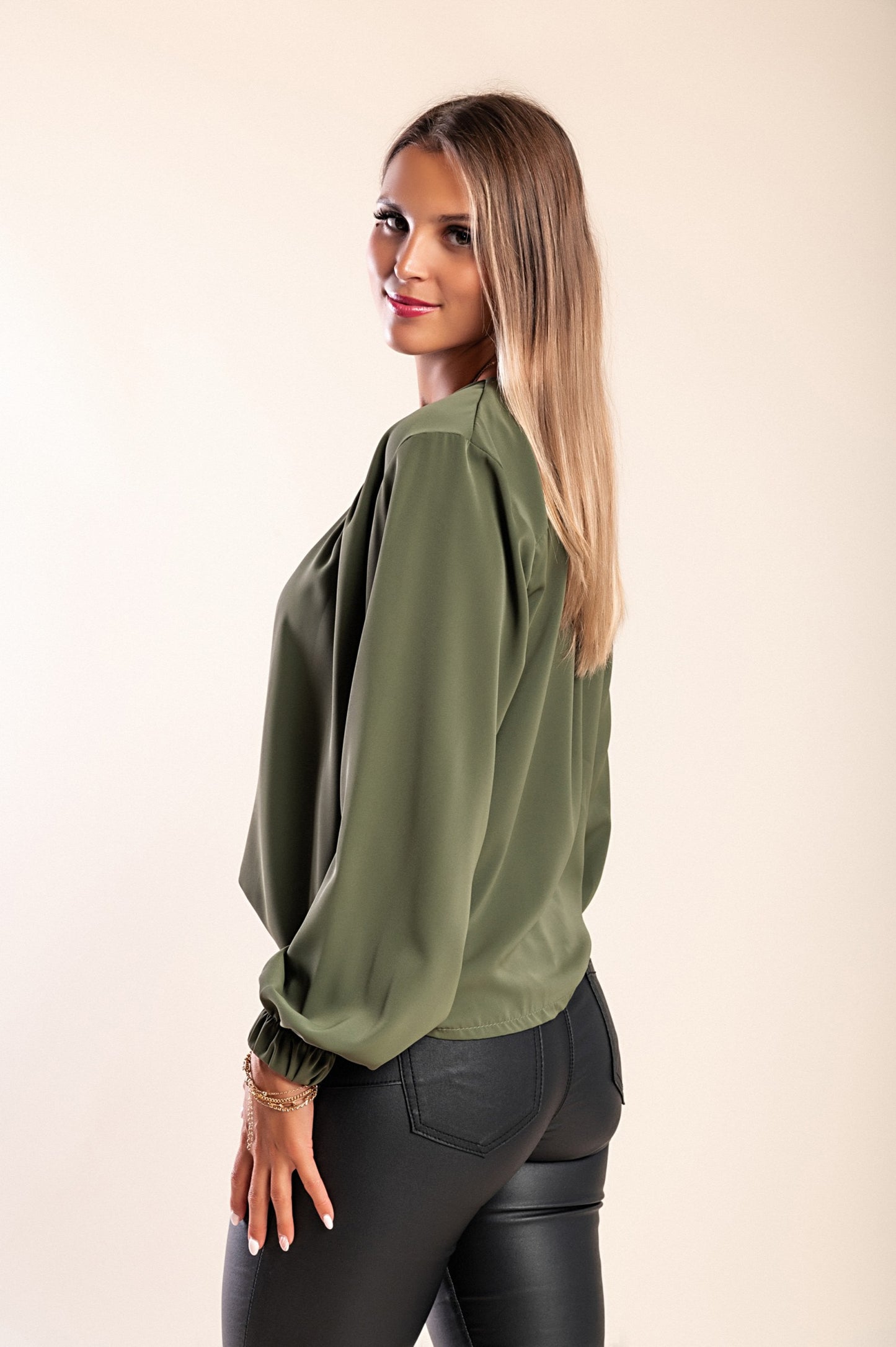 Camicia elegante con scollo rotondo, bianca