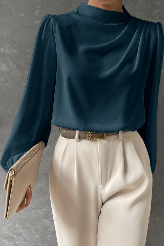 Elegante camicetta a collo alto, bianca