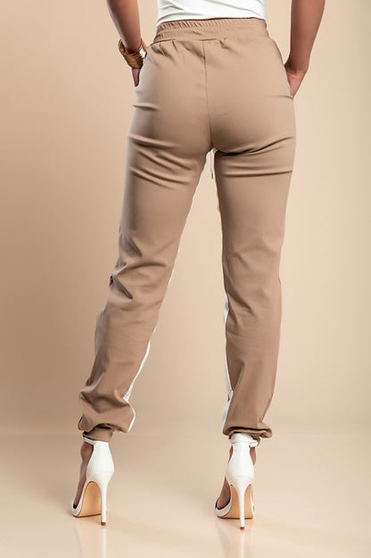 PANTALONE ALLA MODA CON RIGA SUI LATI, ELASTICIZZATE IN VITA  FRIEDA, NERO