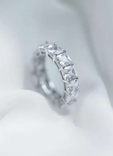 Anello in argento con strass, colore argento