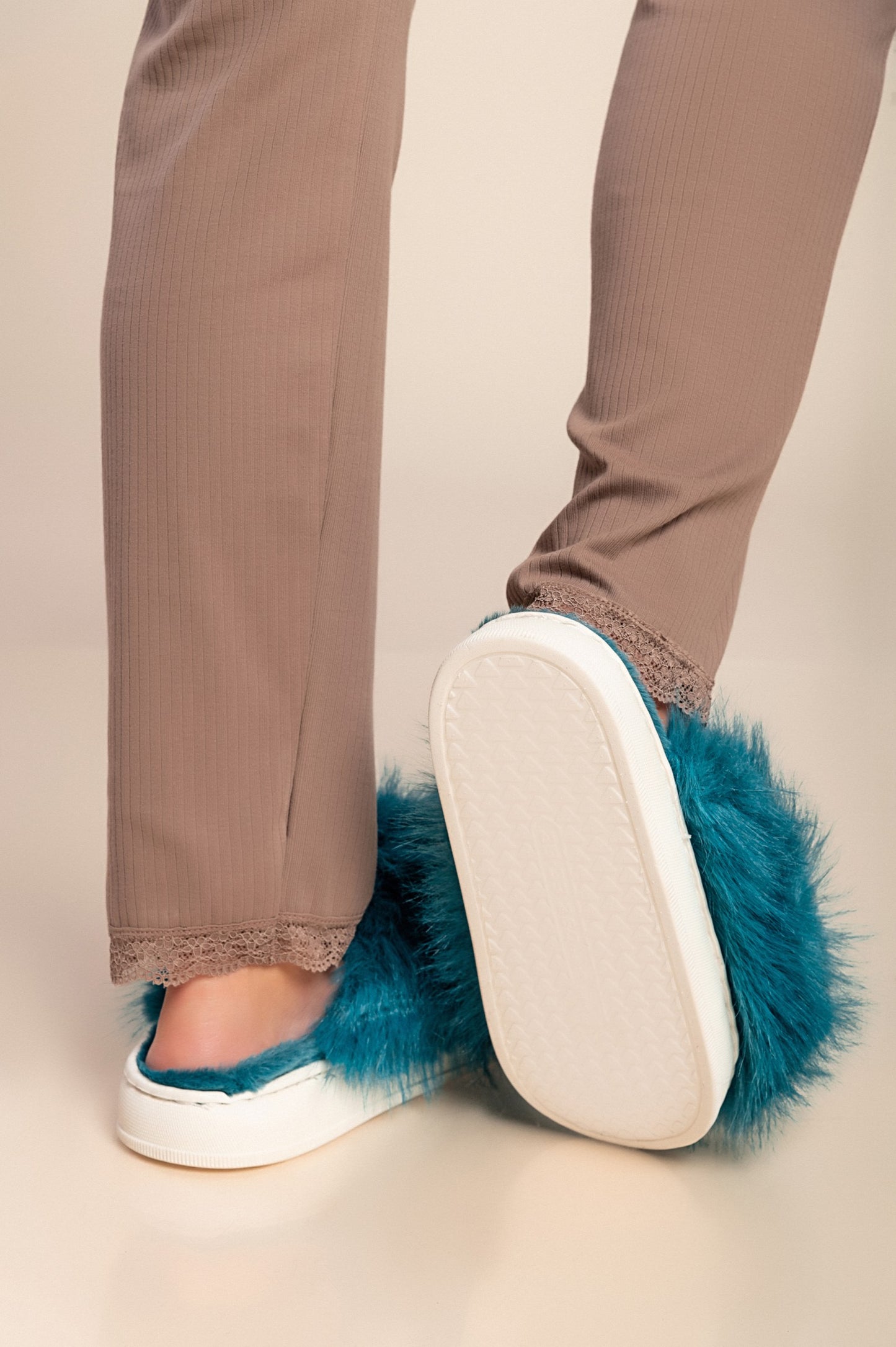 Pantofole con pelliccia artificiale, di colore azzurro
