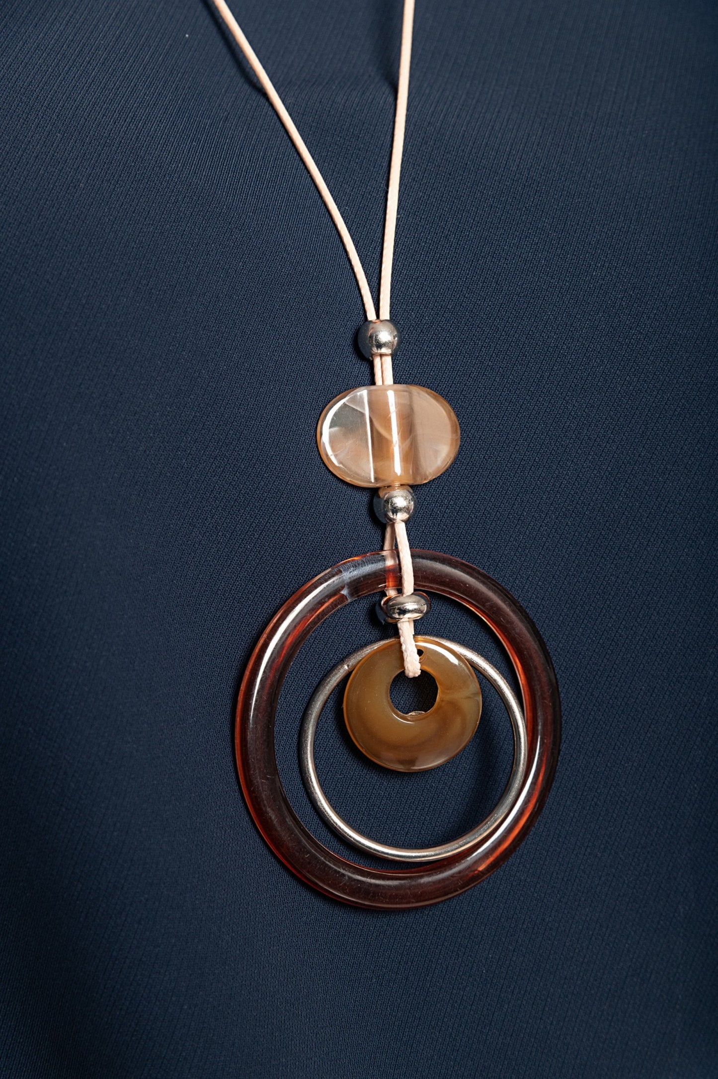 Camicetta con collana, blu scuro