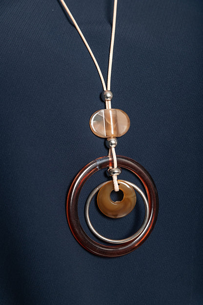 Camicetta con collana, blu scuro