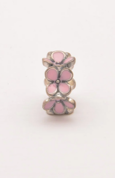 Ciondolo in argento con motivo floreale, rosa.