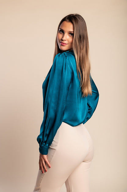 Elegante camicetta a collo alto, bianca