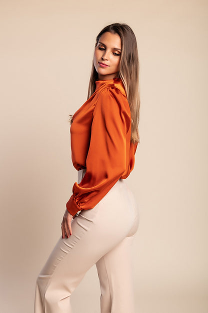 Elegante camicetta a collo alto, bianca