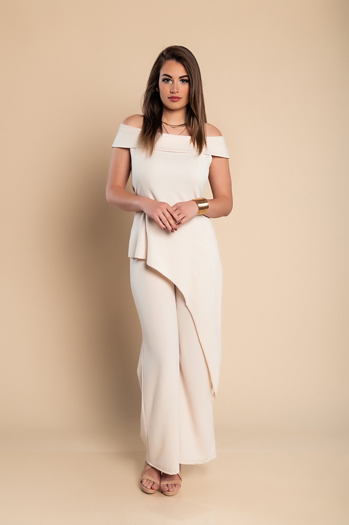Elegante set composto da top e pantaloni asimmetrici, beige
