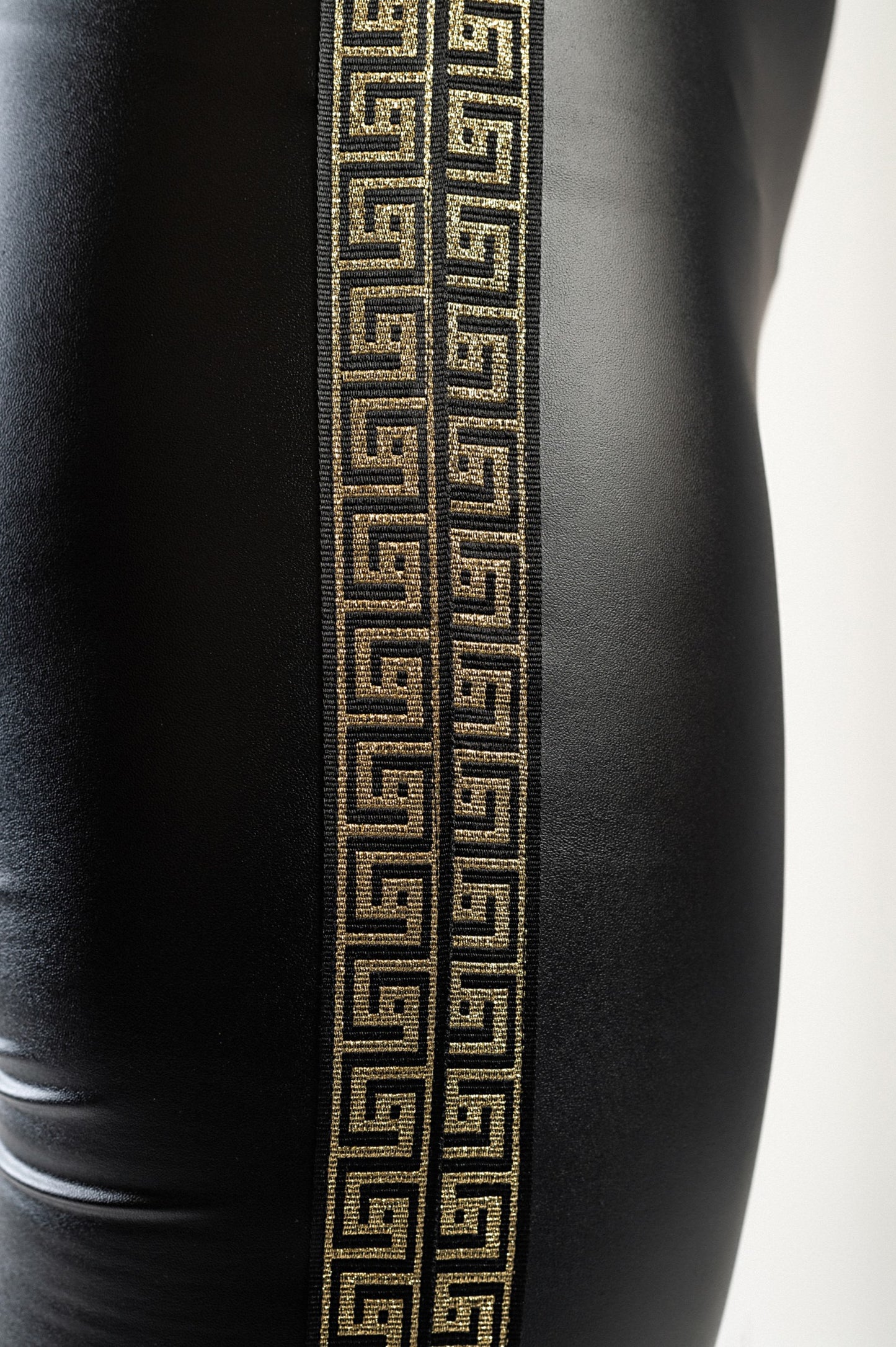 Eleganti leggings in ecopelle con pizzo Margaretta, nero