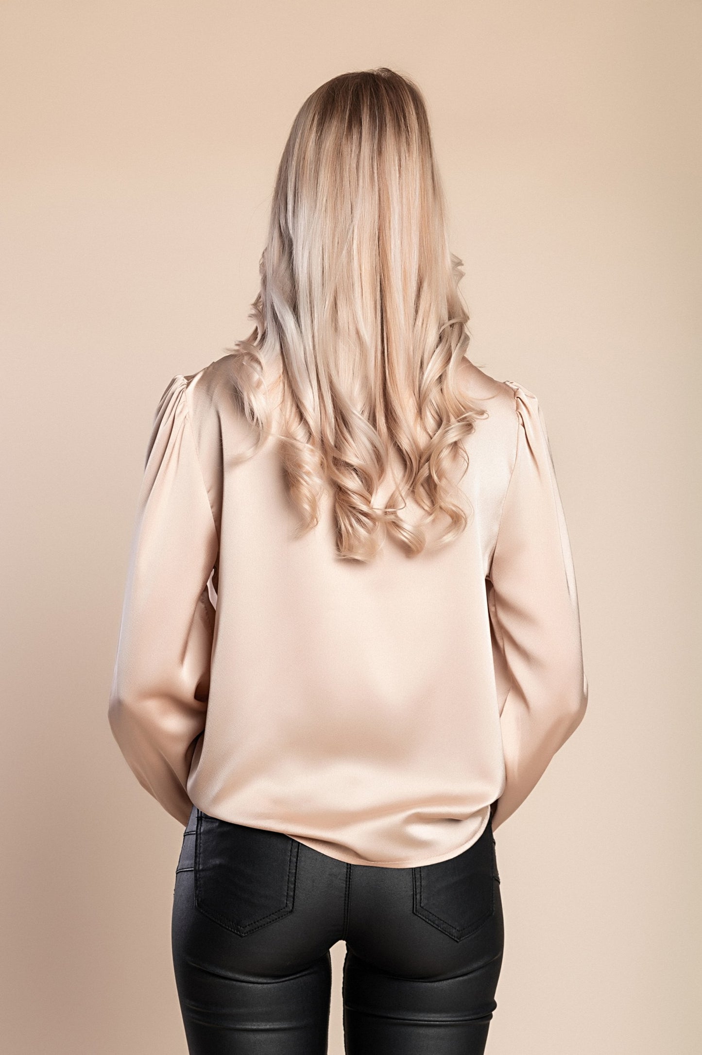 Elegante camicetta a collo alto, bianca