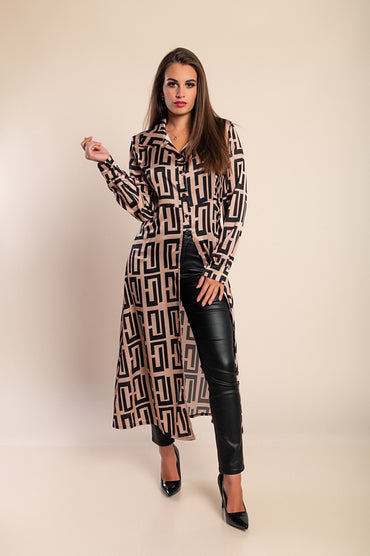 Elegante camicia lunga con stampa geometrica, beige