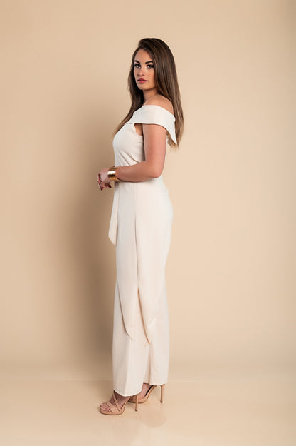 Elegante set composto da top e pantaloni asimmetrici, beige