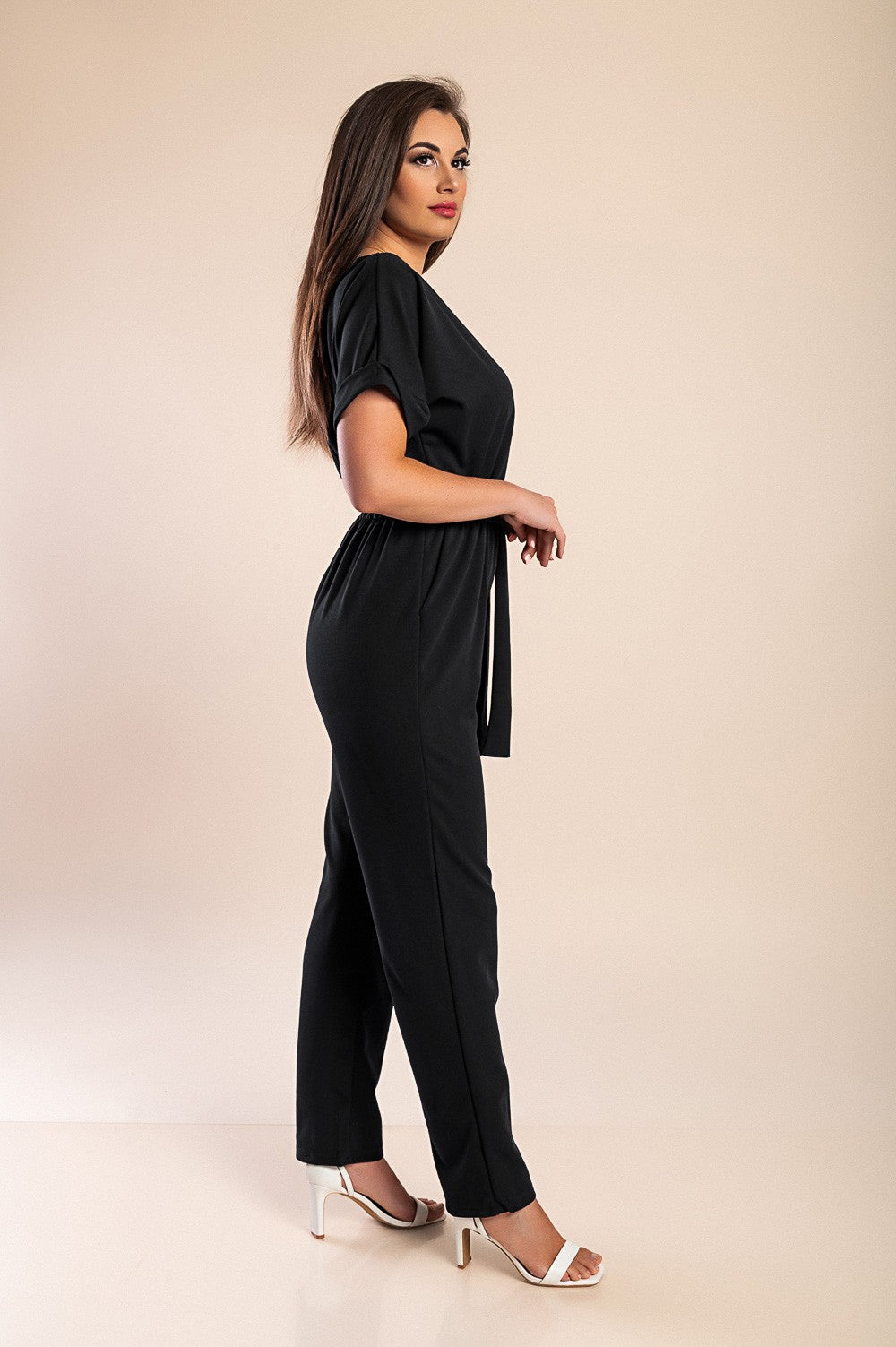 Tuta elegante con dettagli metallici, nera