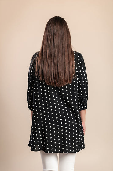 Camicetta lunga taglie forti con stampa a pois, nera