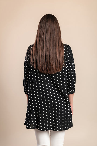 Camicetta lunga taglie forti con stampa a pois, nera