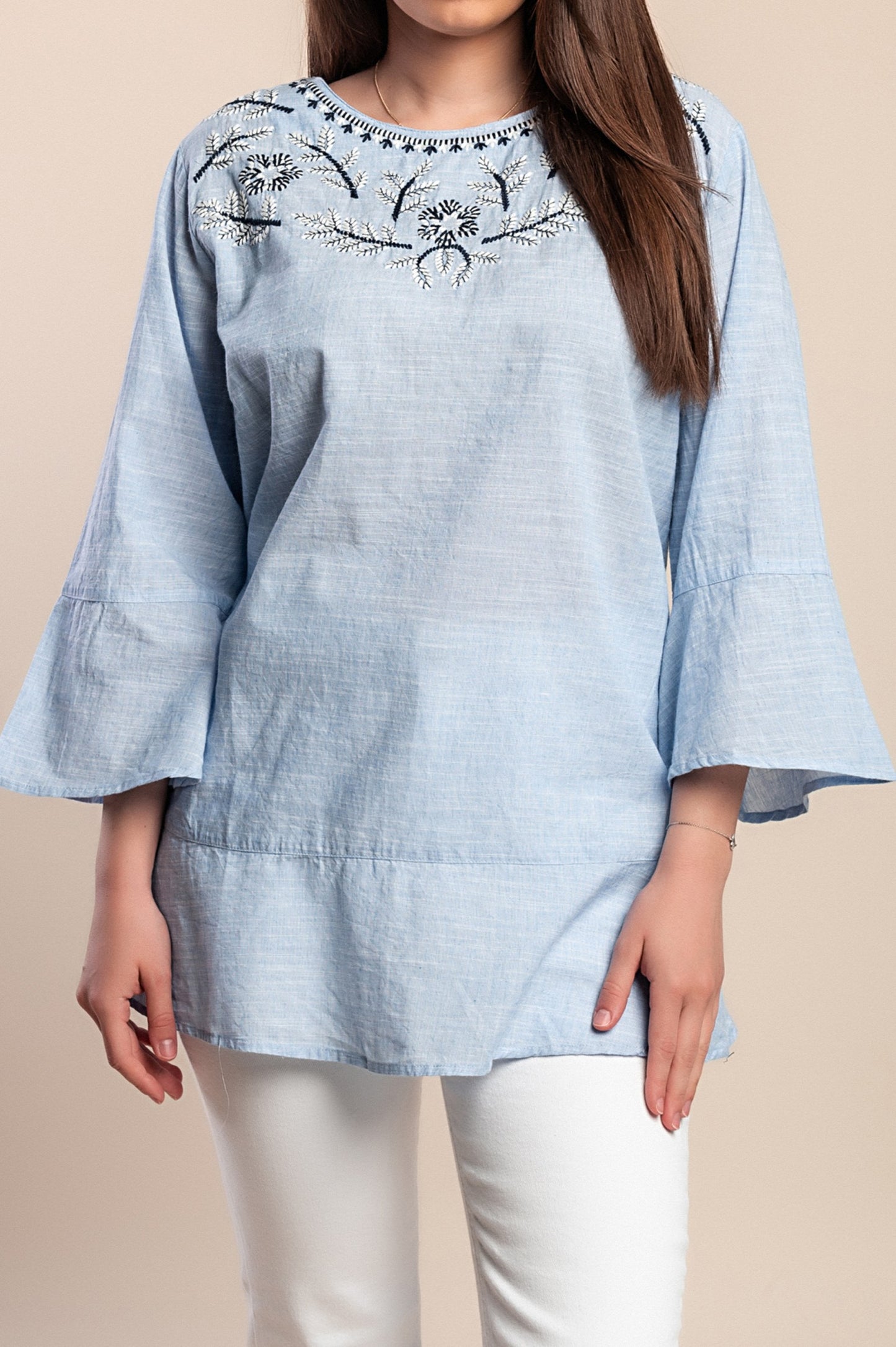 Camicetta in cotone con ricami, taglie forti, azzurra