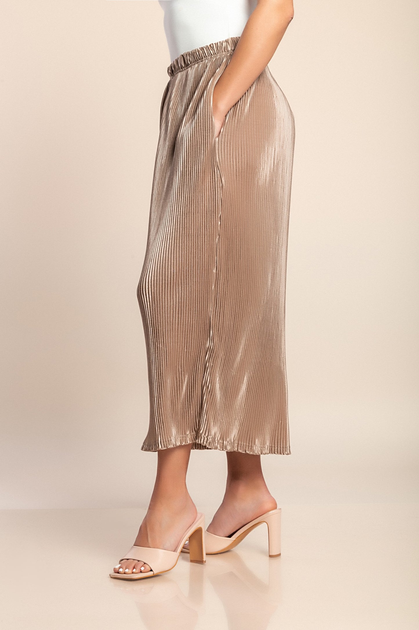 Pantaloni eleganti con pieghe, beige