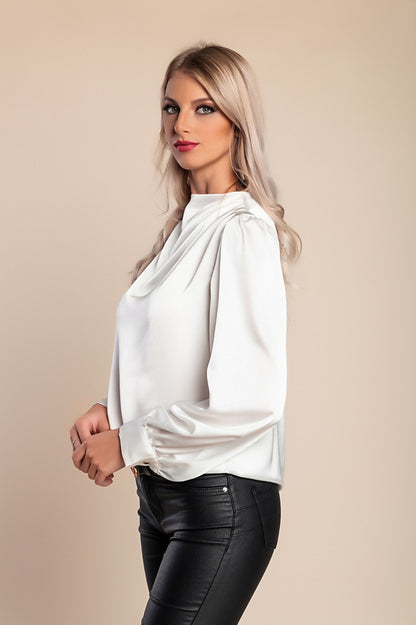 Elegante camicetta a collo alto, bianca