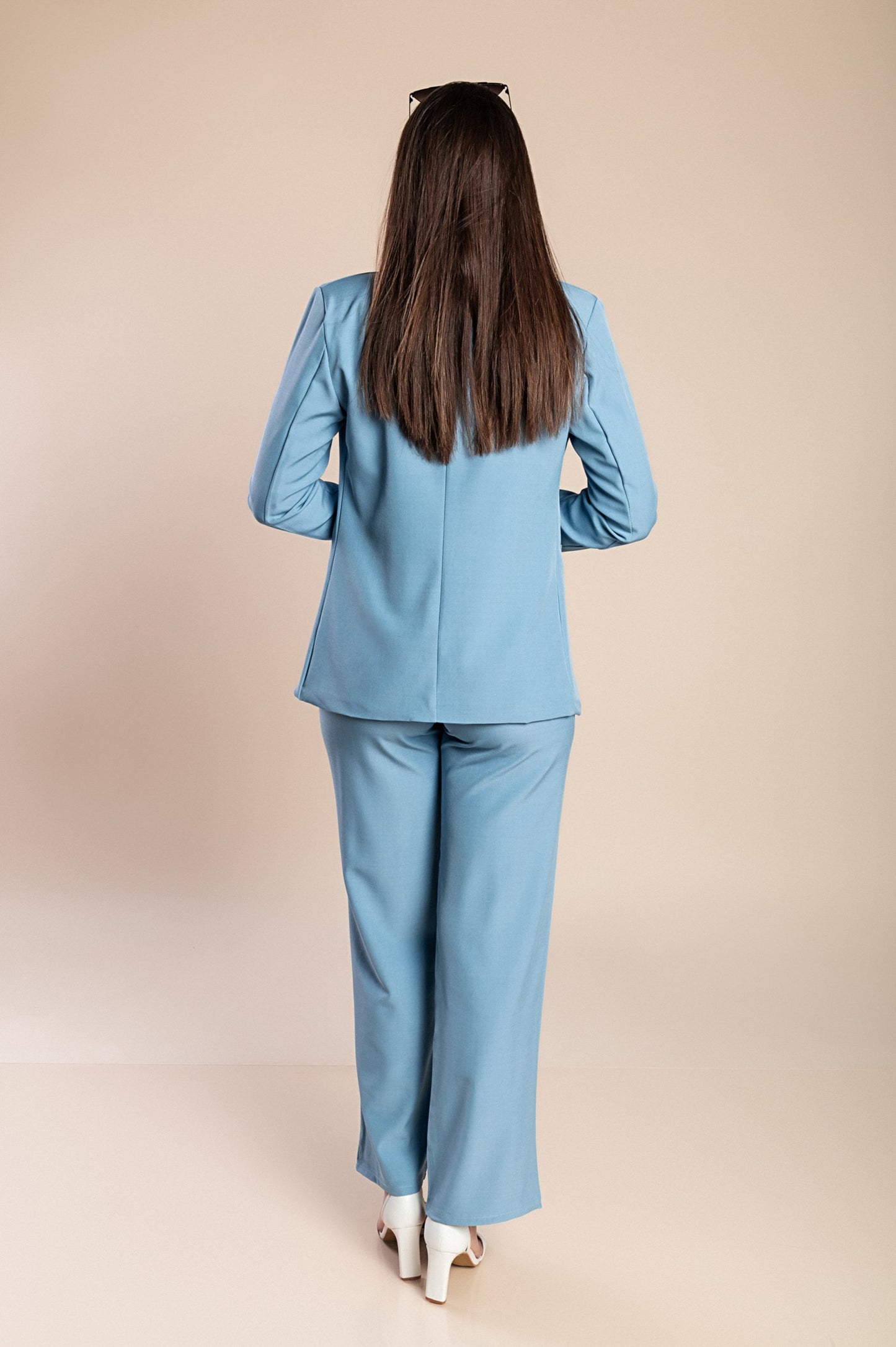 Completo giacca e pantaloni eleganti, di colore azzurro