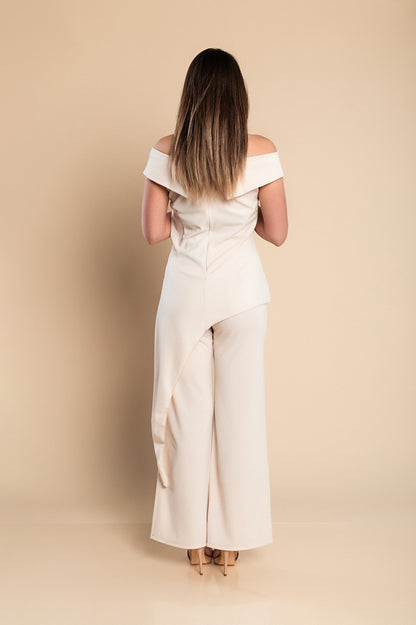 Elegante set composto da top e pantaloni asimmetrici, beige