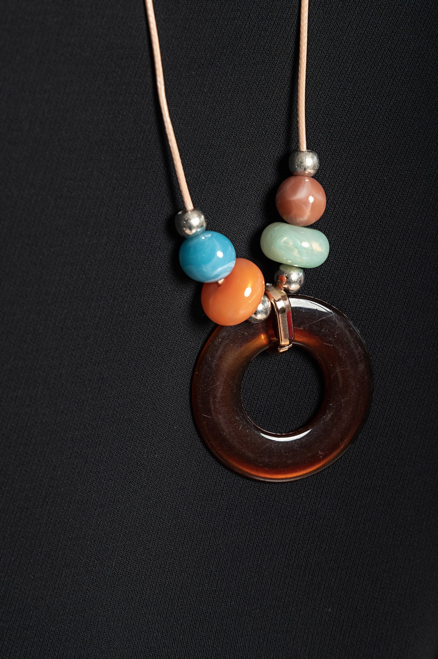 Camicetta con collana, blu scuro