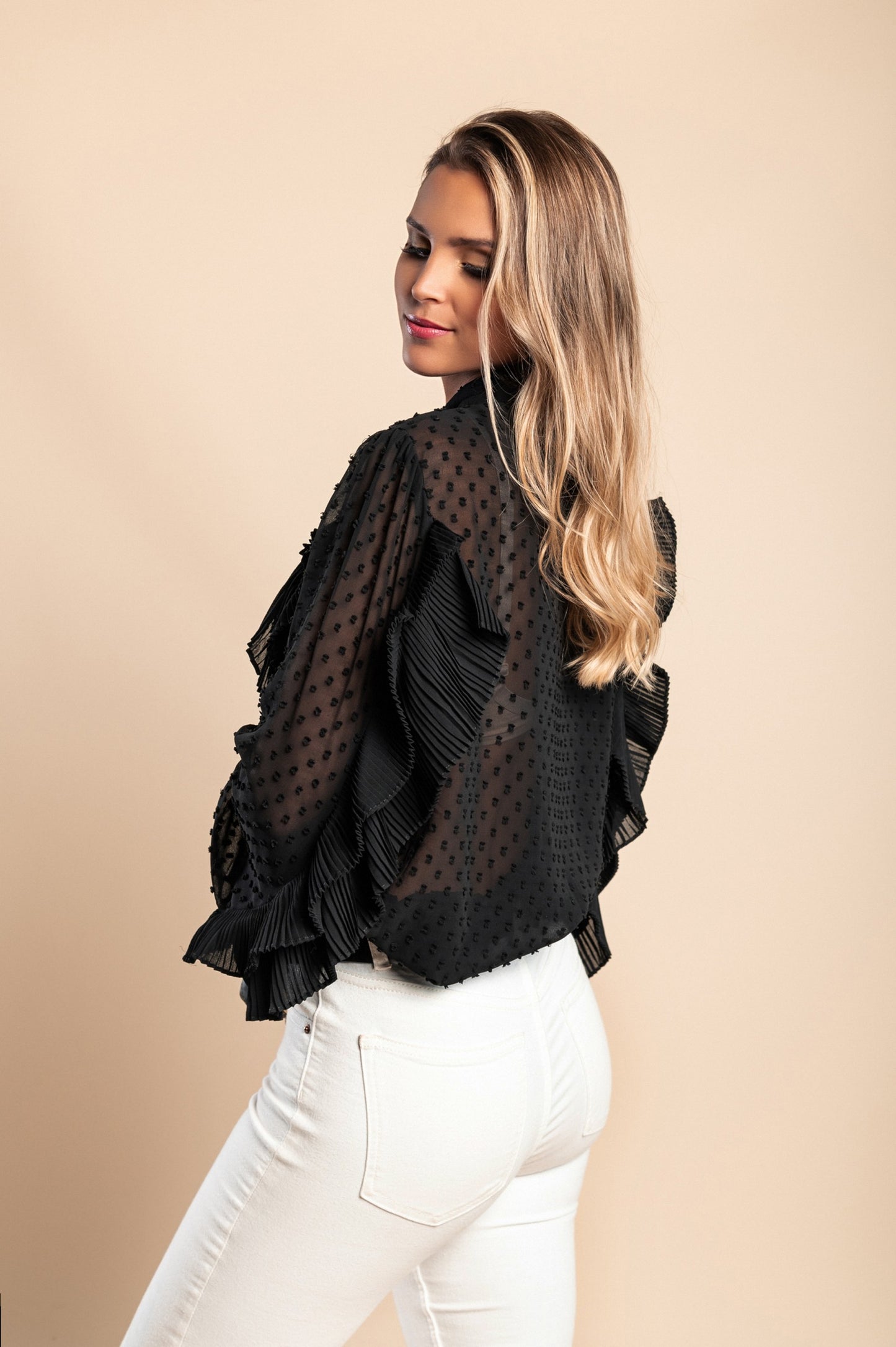 Elegante blusa in tessuto trasparente con balze Vendella, nera