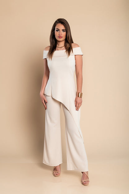 Elegante set composto da top e pantaloni asimmetrici, beige