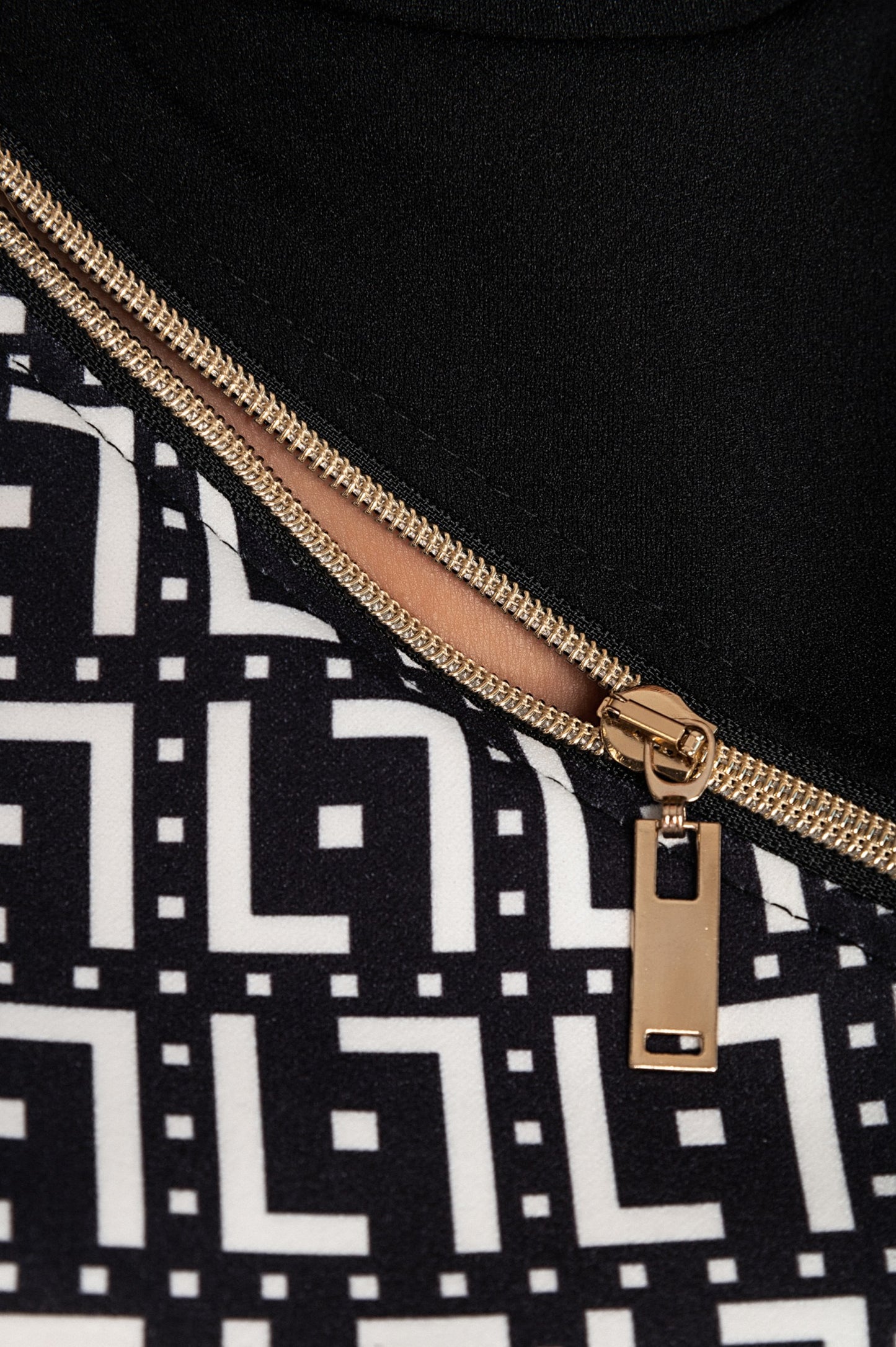 Maglietta elegante con stampa geometrica e zip Mattina, bianco